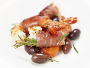 Shrimps with bacon, olives and rosemary